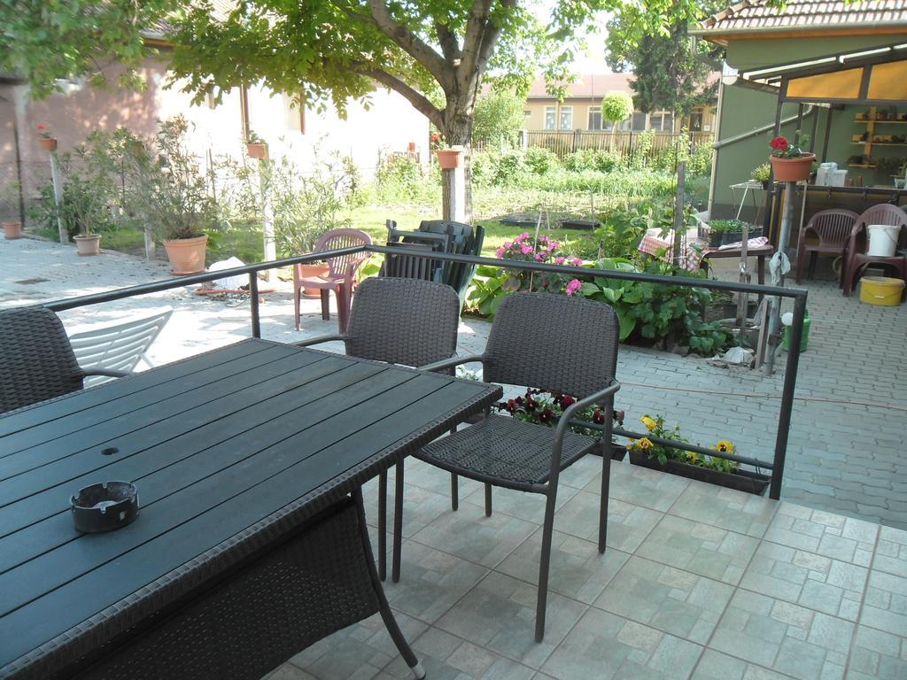 Attila Vendeghaz Tapioszentmarton Hotel Exterior photo